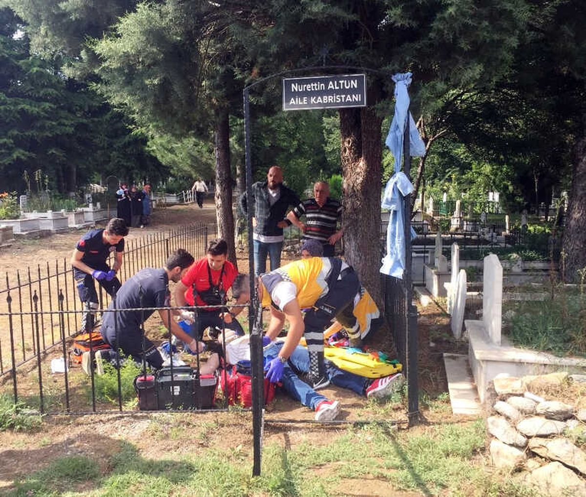 Kendini Asan Genci Mezarlık Bekçisinin Dikkati Kurtardı