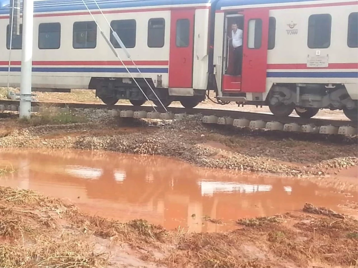 Kırıkkale\'de 300 Yolcuyu Taşıyan Tren Yolda Kaldı