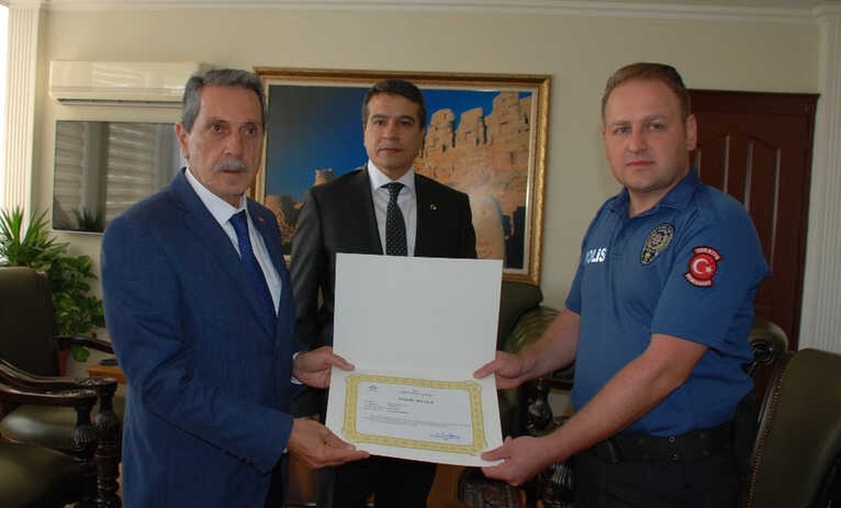 Kuşa Kalp Masajı Yapan İyi Kalpli Polise Üstün Başarı Belgesi