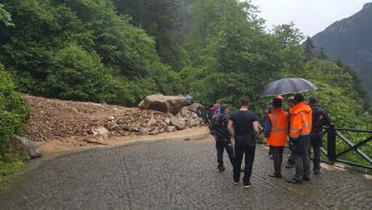 Maçka\'da Heyelan Yol Kapattı, Mahsur Kalan Turistler Kurtarıldı