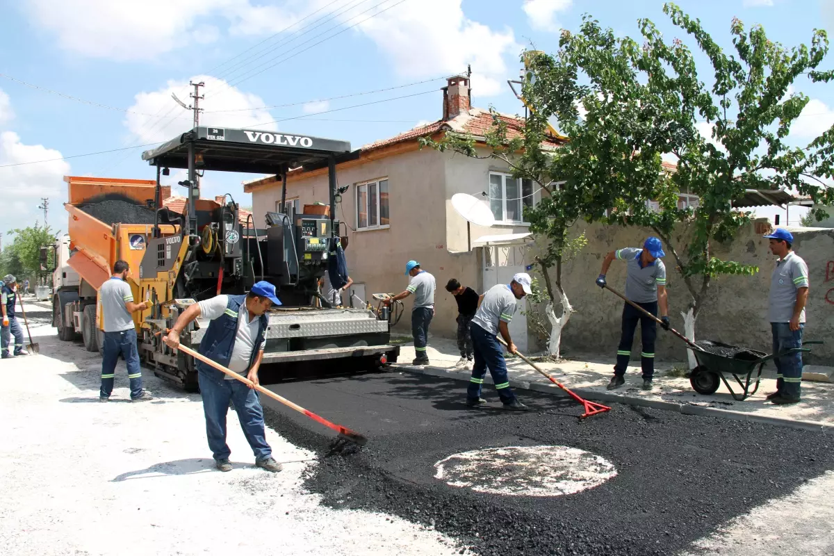 Mahmudiye\'de Alt Yapısı Tamamlanan Yollar Asfaltlanıyor