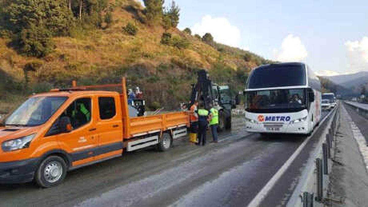 Manisa\'da Toprak Kayması Nedeniyle Karayolunun Bir Şeridi Kapandı