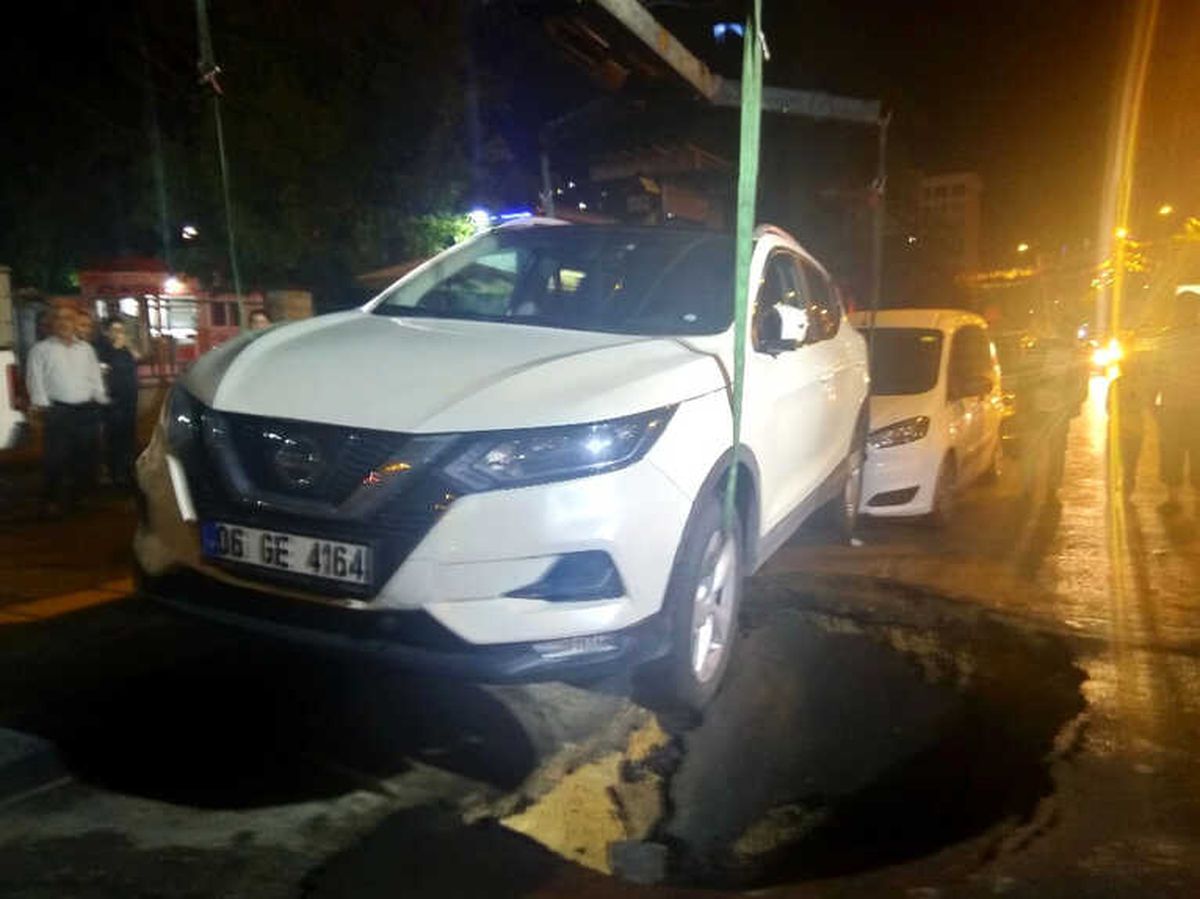 Otomobil Çukura Düştü