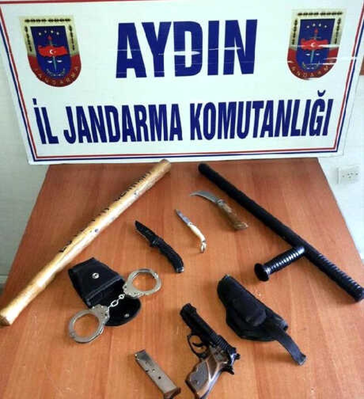 Otomobilden Tabanca, Cop, Kelepçe ve Bıçak Çıktı