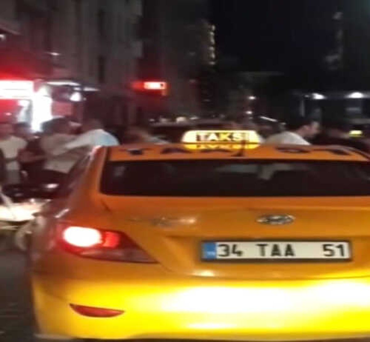 Taksim\'de Taksicilerin Arap Turistlere Saldırısı Kamerada