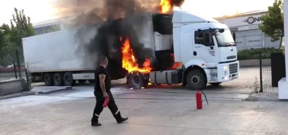 Park Halindeki Tır Alev Alev Yandı