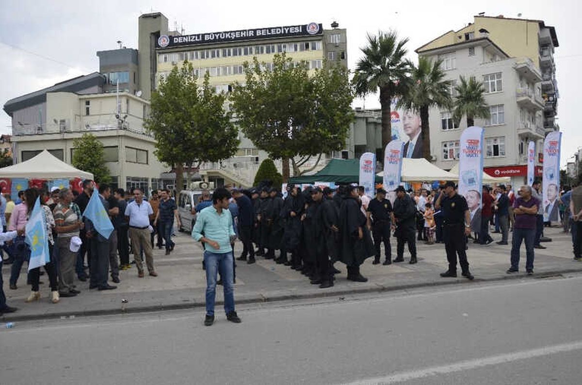Polis AK Parti ve İyi Parti Stantlarını Demir Bariyer ile Ayırdı