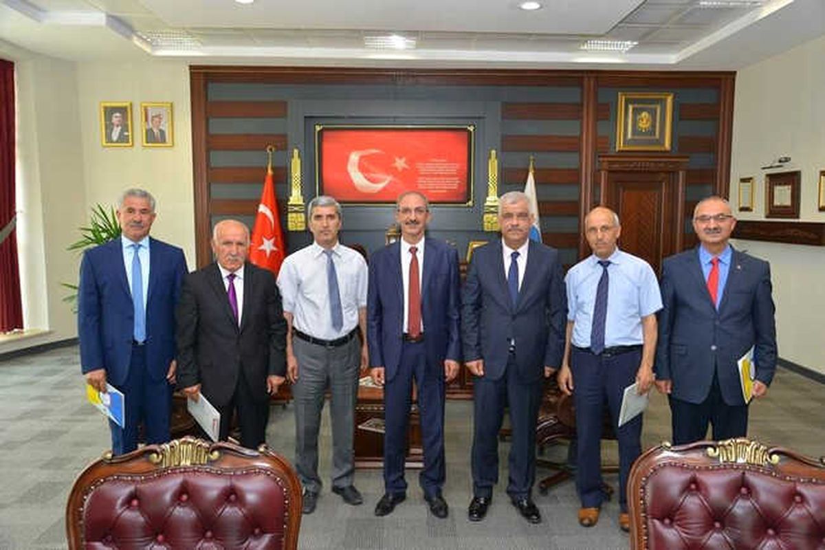 Rektör Karakaya\'dan Görevde 35 Yılını Dolduran Personele Teşekkür Belgesi