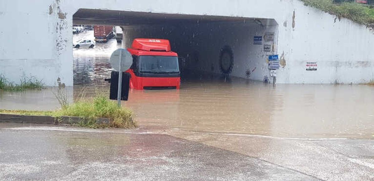 Rögar Kapakları Tıkandı, Tır Sürücüsü Alt Geçitte Mahsur Kaldı