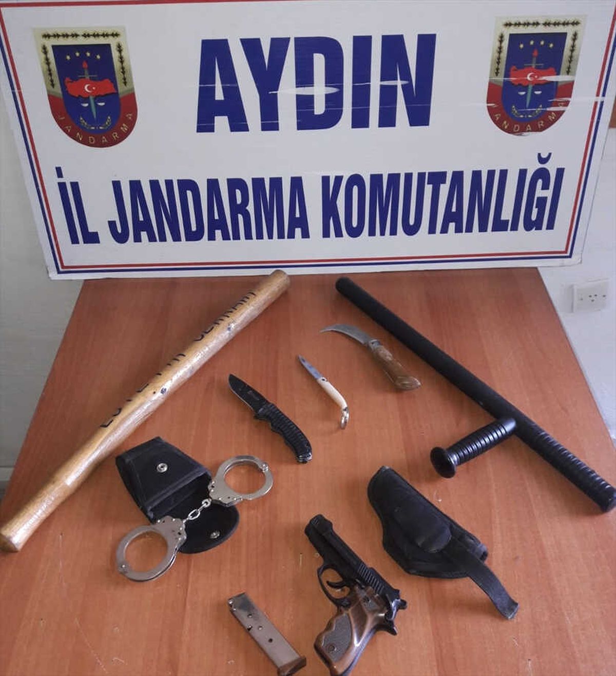 Ruhsatsız Tabanca, Cop ve Kelepçeyle Yakalandı