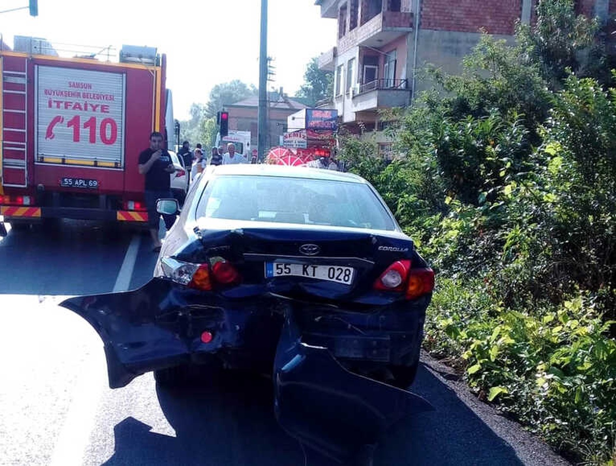 Samsun\'da Otomobil Yolcu Yolcu Otobüsüne Çarptı: 1 Ölü, 1 Yaralı