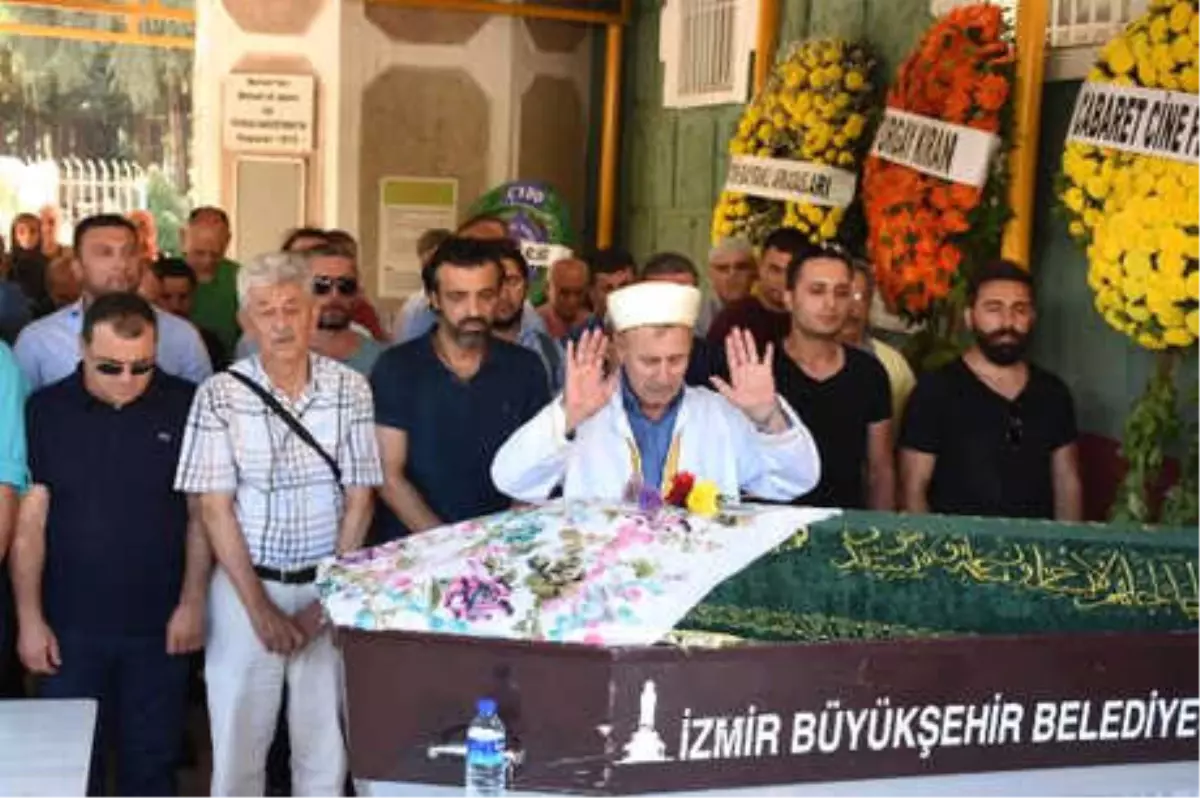 Silahlı Saldırıda Ölen İzmirli Şarkıcı Toprağa Verildi