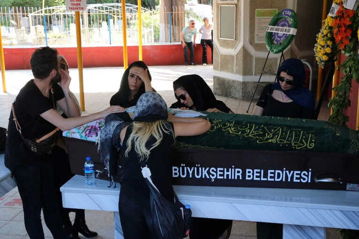 Silahlı Saldırıda Ölen Ünlü Şarkıcı Son Yolculuğuna Uğurlandı