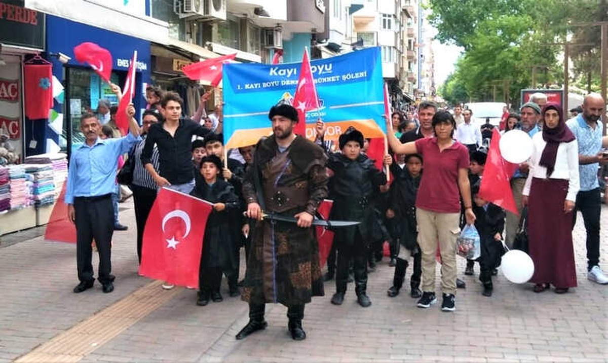 Sünnet Çocukları Alp Kıyafetleri ile Yürüdü
