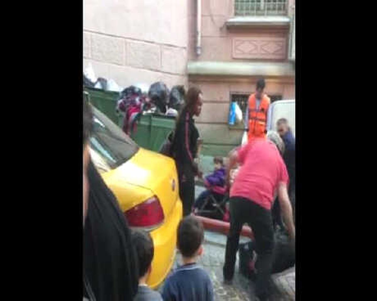 Taksicinin Kendisini Trafiğe Sokan Kadın Turiste Tepkisi Kamerada