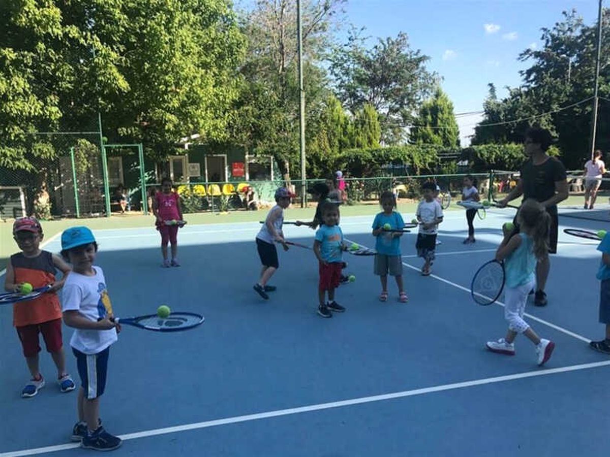 Tekirdağ\'da Ücretsiz Tenis Kursları Başladı