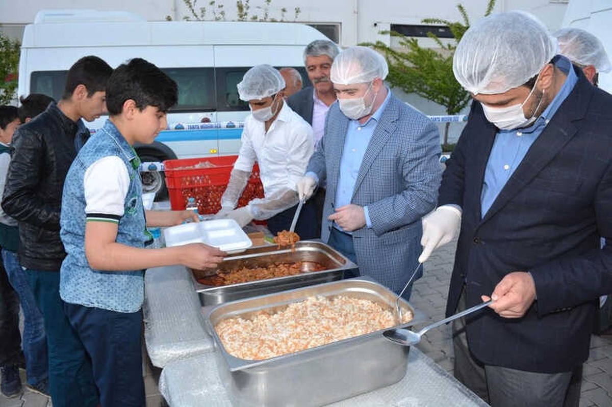 Tuşba Belediyesinin \'Kardeşlik Sofrası\' 100 Bin Kişiyi Ağırladı