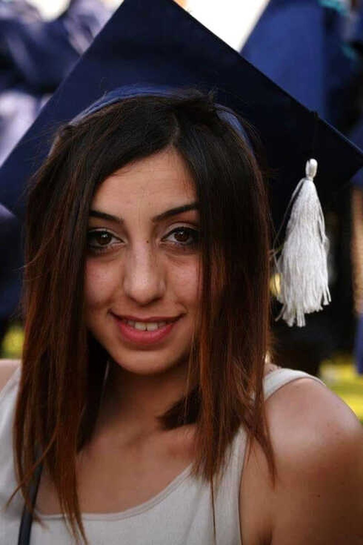Üniversiteli Berrak, "Kendimi İyi Hissetmiyorum" Deyip Yere Yığıldı