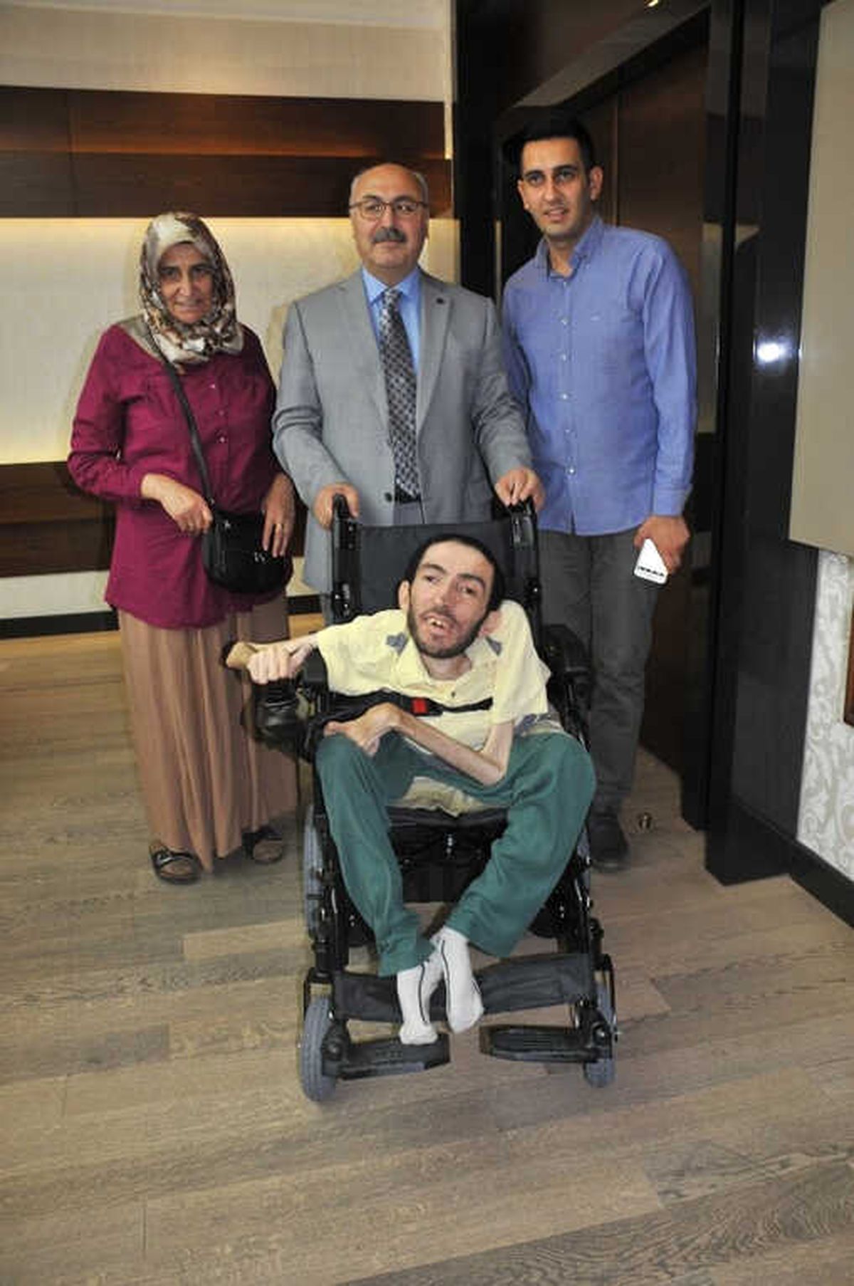 Vali Köşger, Tekerlekli Sandalye Hediye Etti