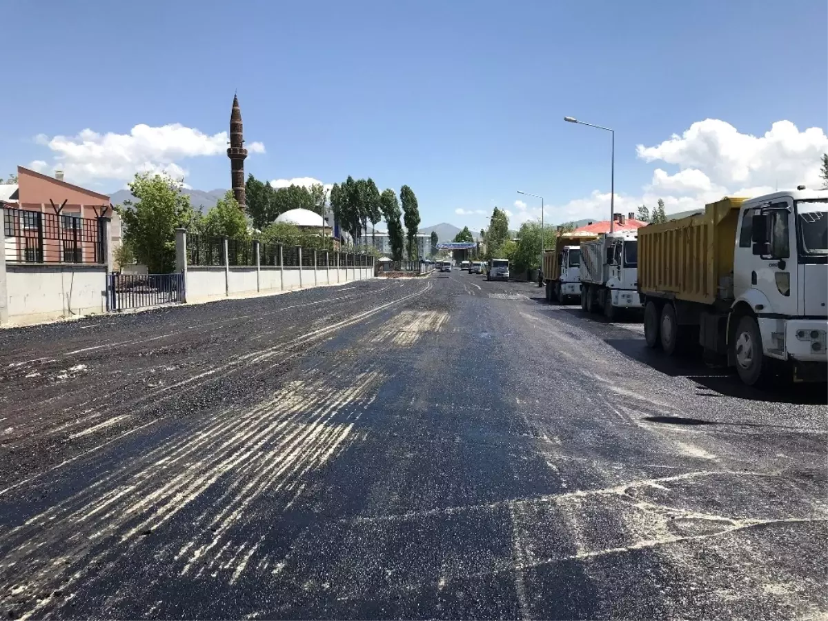 Van Büyükşehir Belediyesi Yol Çalışmalarını Sürdürüyor