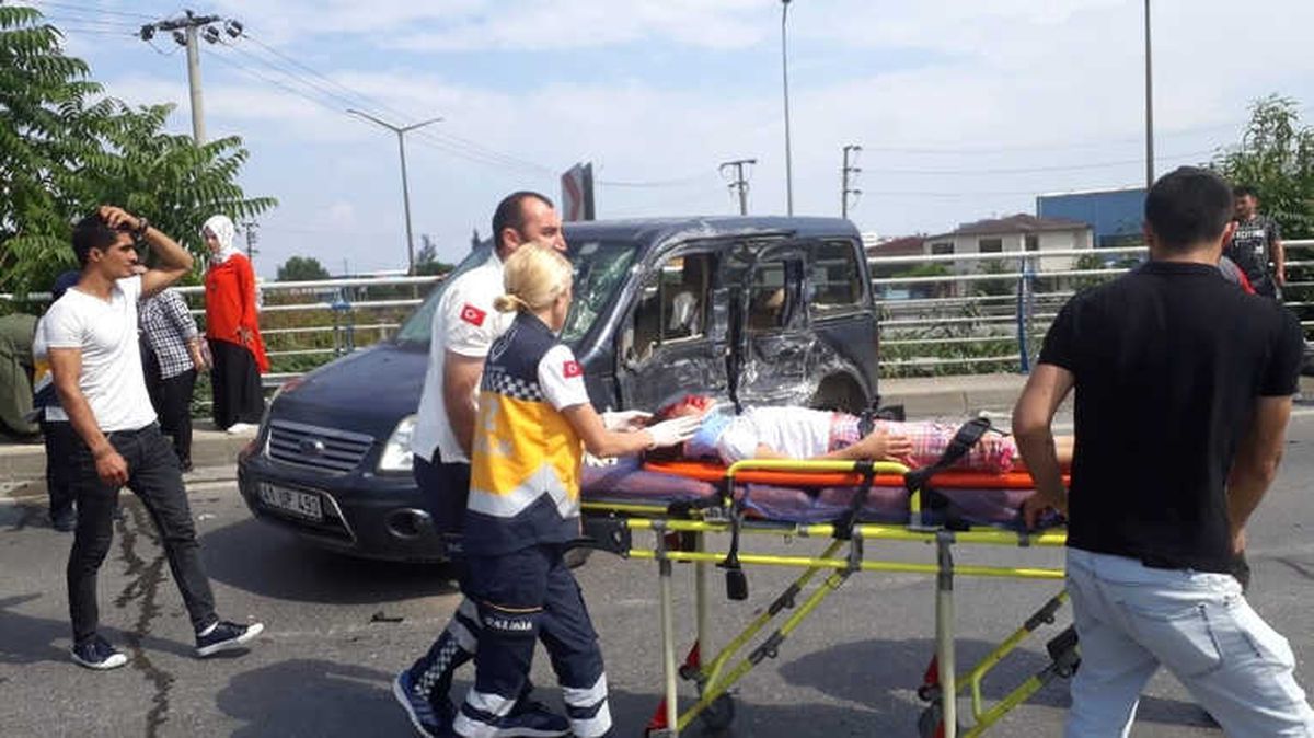 Yakıt Tankeri ile Hafif Ticari Araç Çarpıştı: 1\'i Ağır 3 Yaralı