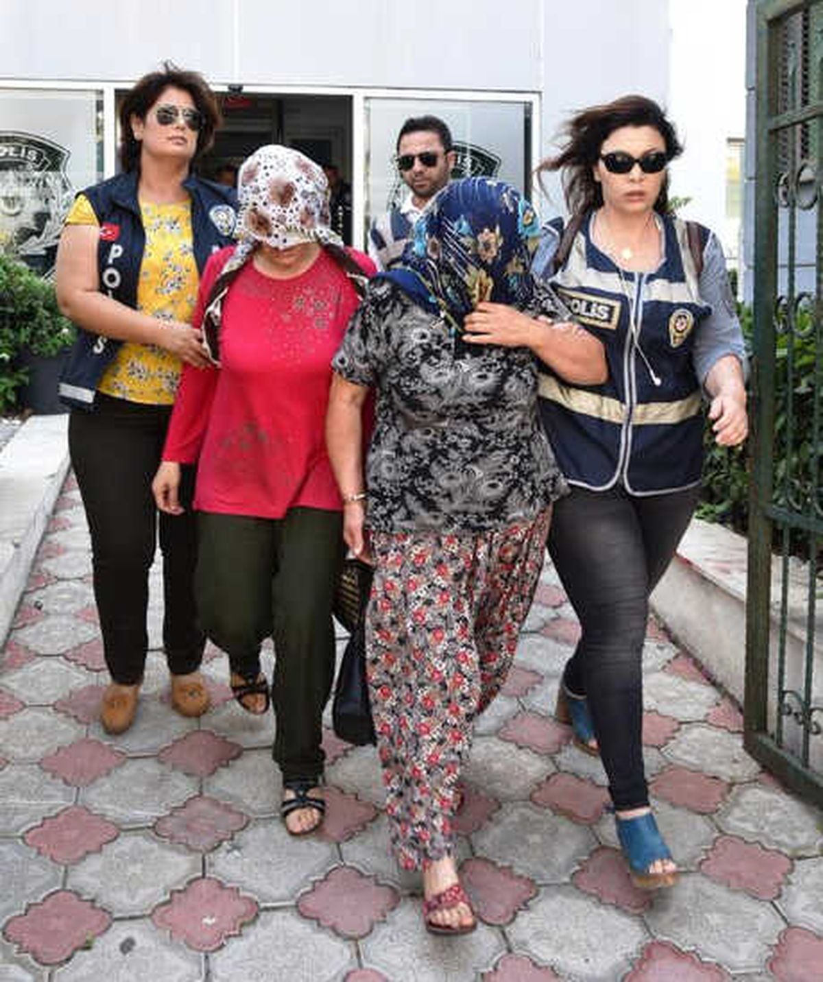 Yaşlı Adamları \'Eş Bulma\' Vaadiyle Dolandıranlar Yakalandı