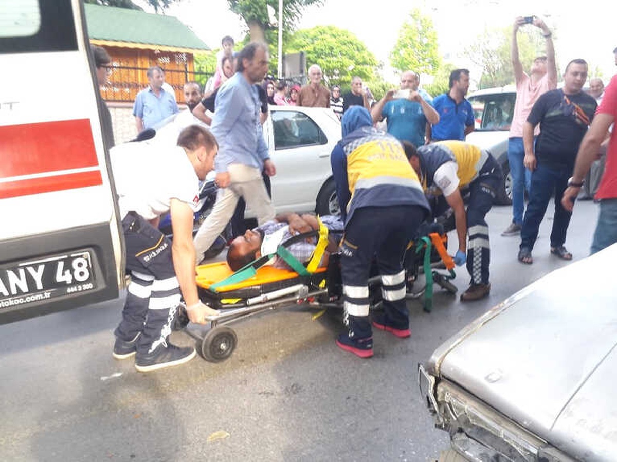 Yayaya Yol Veren Otomobile Çarpan Sürücü Yaralandı
