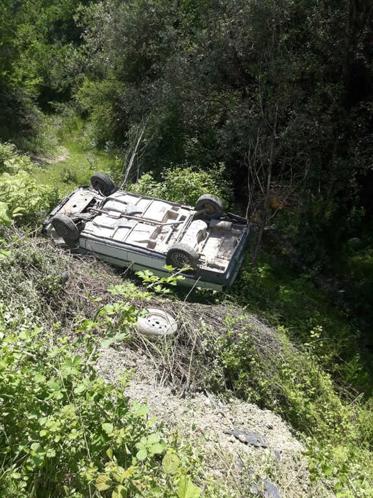 Yoldan Çıkan Otomobil, Şarampole Devrildi: 2 Yaralı