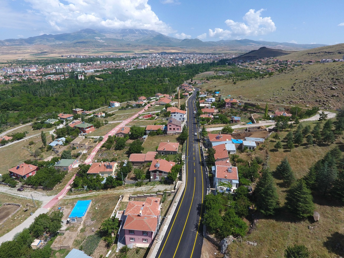 Yukarı Develi Yolunun Sıcak Asfalt Çalışmaları Tamamlandı