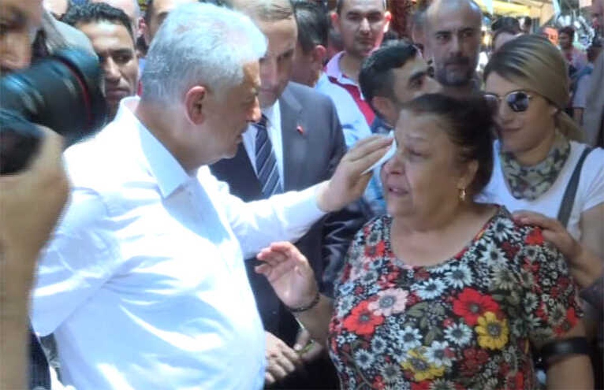 Ağlayan Kadının Gözündeki Yaşı Sildi