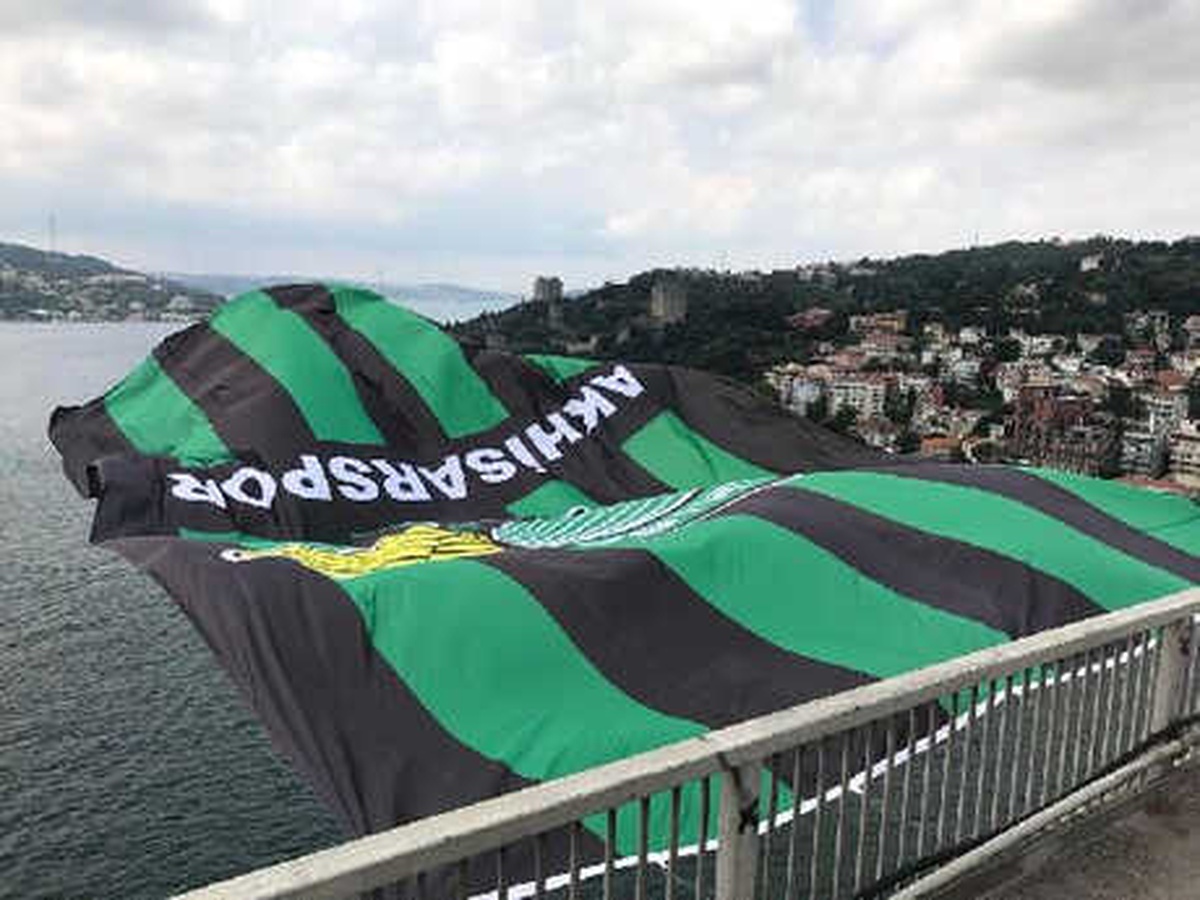 Akhisarspor\'un Bayrağı Fsm Köprüsü\'nde