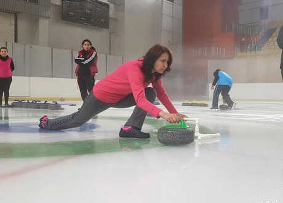 Anneler, Milli Sporcu Kızlarına Karşı Curling Oynadı