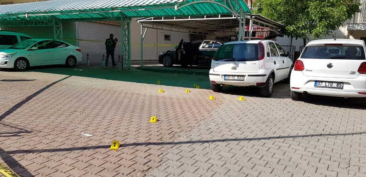 Antalya\'da Park Halindeki Lüks Otomobile Silahlı Saldırı