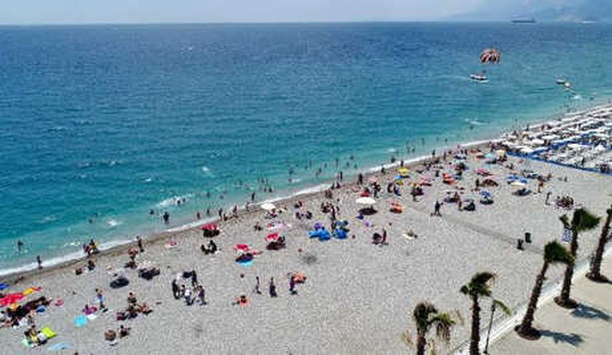 Antalya\'da Sahiller Dolu