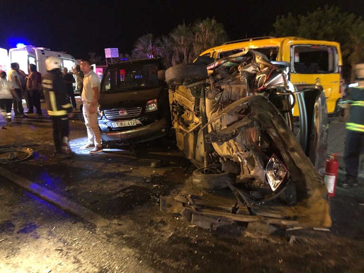 Antalya\'da Tır Dehşeti... 6 Aracı Önüne Katarak Fırlatan Tır Ortalığı Savaş Alanına Çevirdi