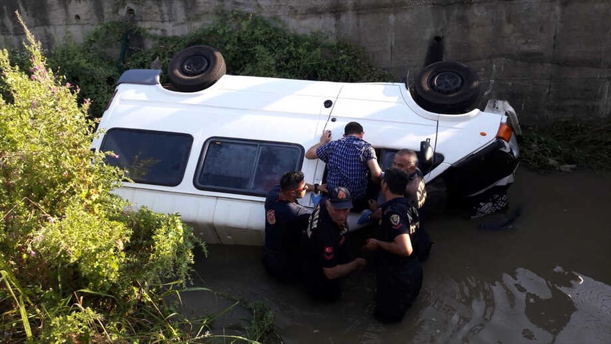 Aydın\'da Minibüs Su Kanalına Devrildi: 1 Yaralı