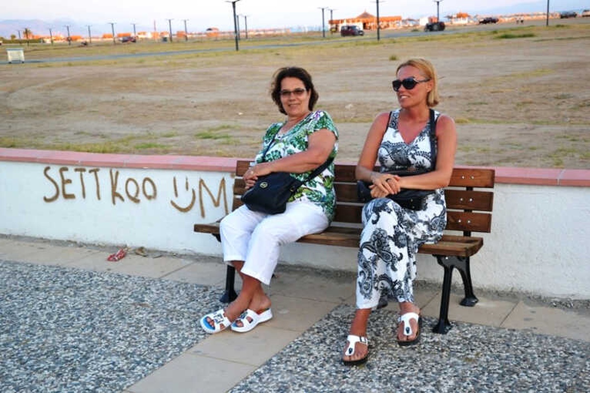 Ayvalık Belediyesi\'nden Sarımsaklı Sahil Bandına Bank ve Oturma Grupları