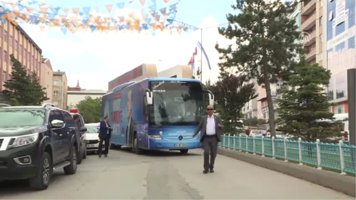 Başbakan Yardımcısı Akdağ, Seçim Otobüsüyle Vatandaşları Selamladı