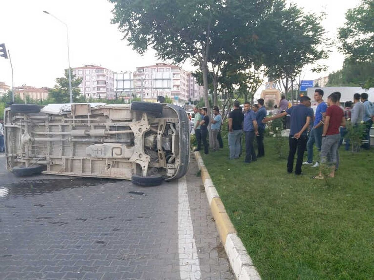 Besni\'de 2 Minibüs Çarpıştı