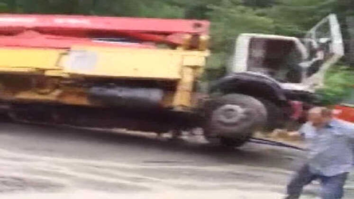 Beton Pompası Dereye Yuvarlandı