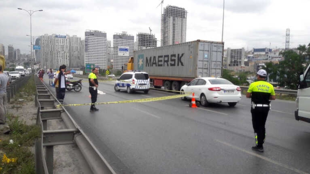 Beylikdüzün\'nde Tır, Sıkıştırdığı Motosikletin Üzerinden Geçti