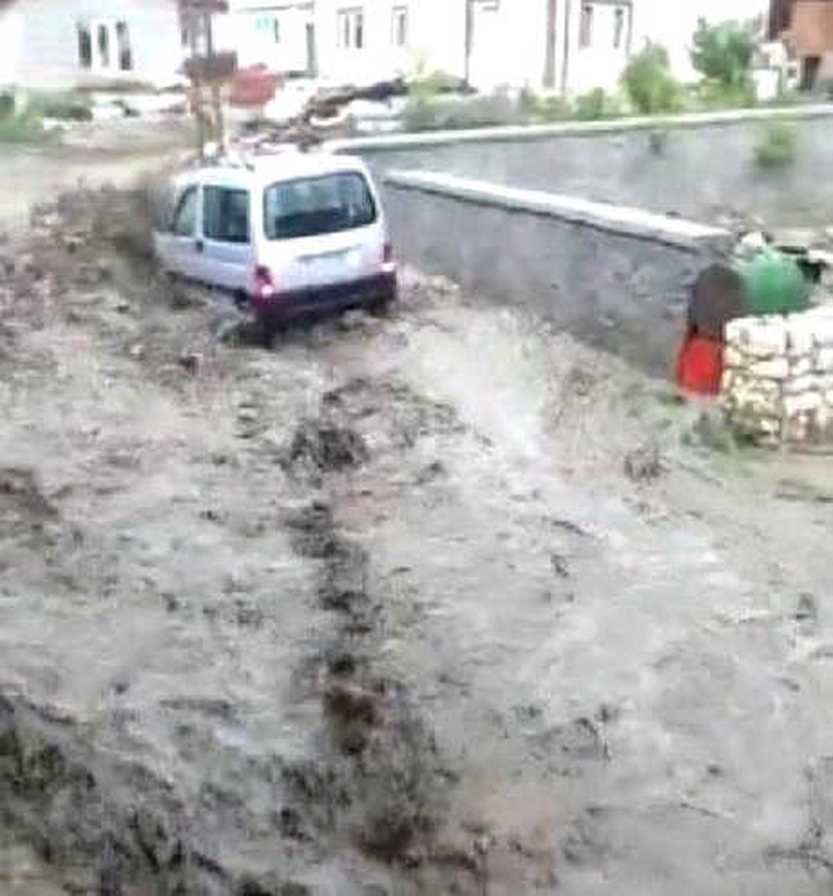 Bilecik\'te Sağanak Nedeniyle Evleri Su Bastı, Yollar Göle Döndü