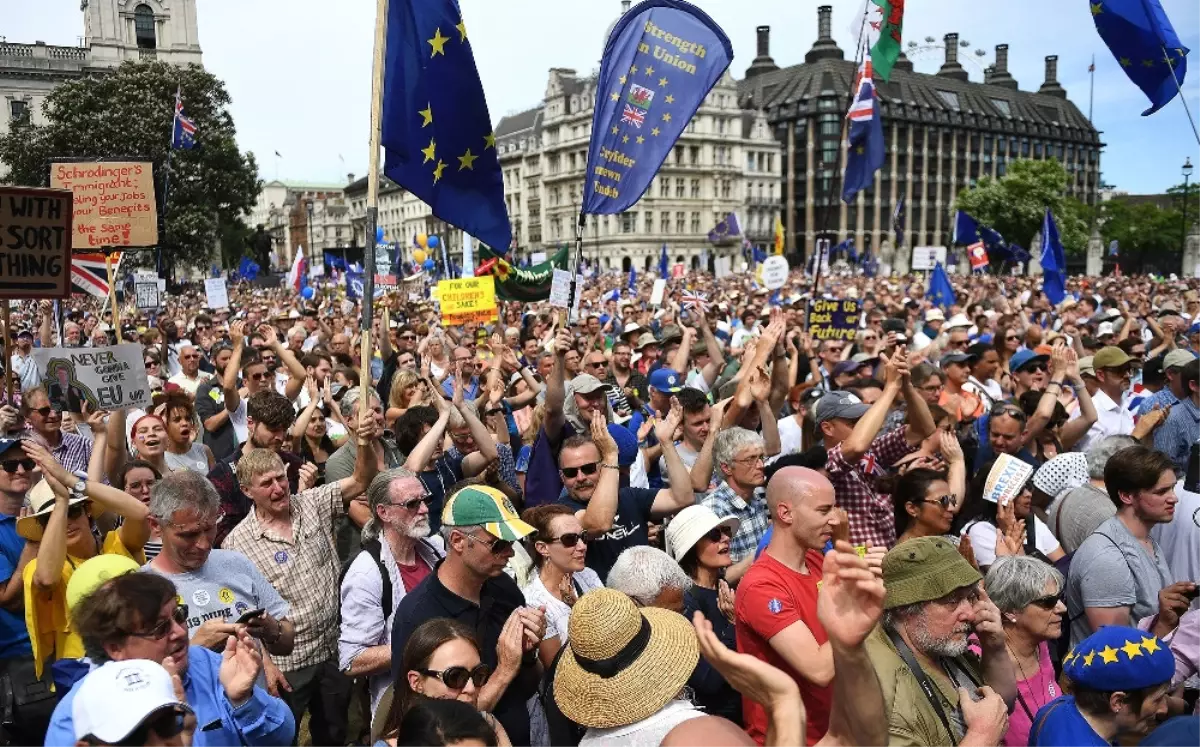 Brexit Karşıtı Binlerce Kişi Sokağa Döküldü