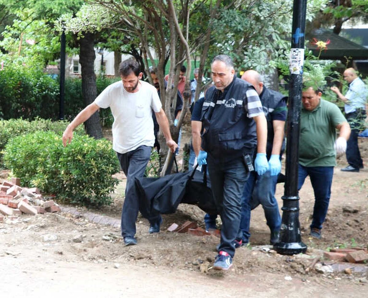 Çanakkale\'de Halk Bahçesi\'nde Erkek Cesedi Bulundu