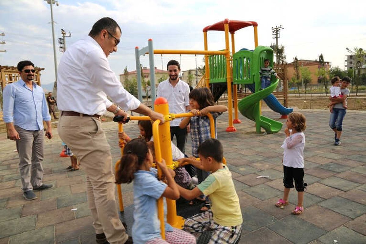 Çelik, Parklarda İncelemelerde Bulundu