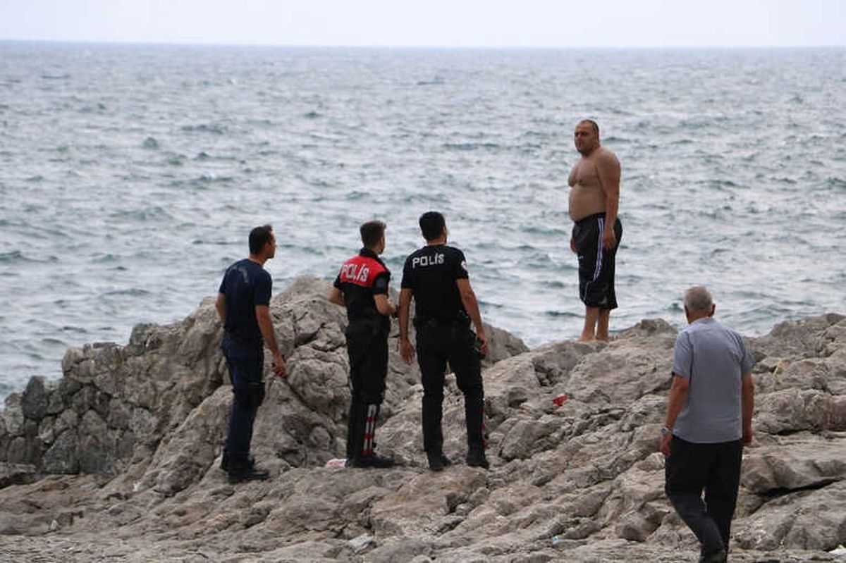 Denizde Yüzerken Boğulma Tehlikesi Geçirdi