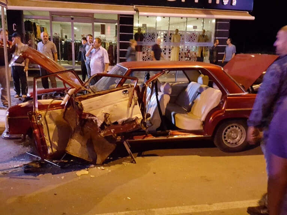 Düzce\'de Tır Sürücüsü, 3 Otomobil ve 1 Kamyona Çarptı Vatandaşlar Deprem Zannetti