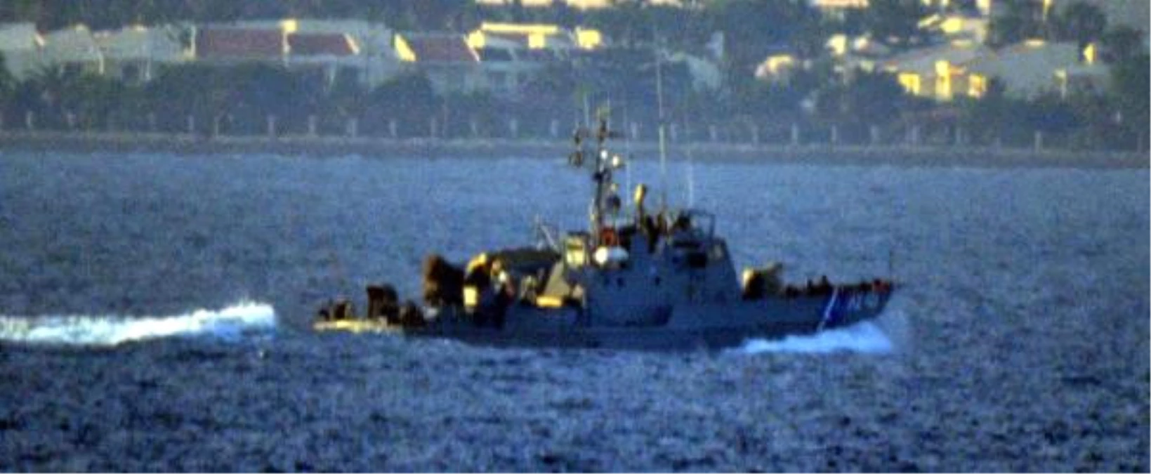 Ege\'de Kaçak Taşıyan Tekneye Ateş Açıldı, Türk Kaptan Yaralandı