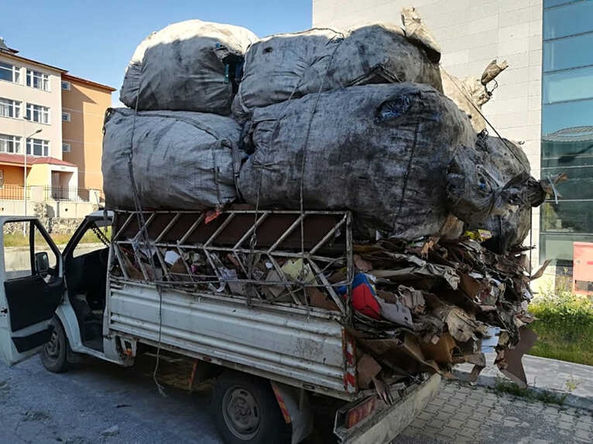 Erciş\'te Hurda Yüklü Kamyonette 25 Bin 350 Kaçak Sigara Ele Geçirildi