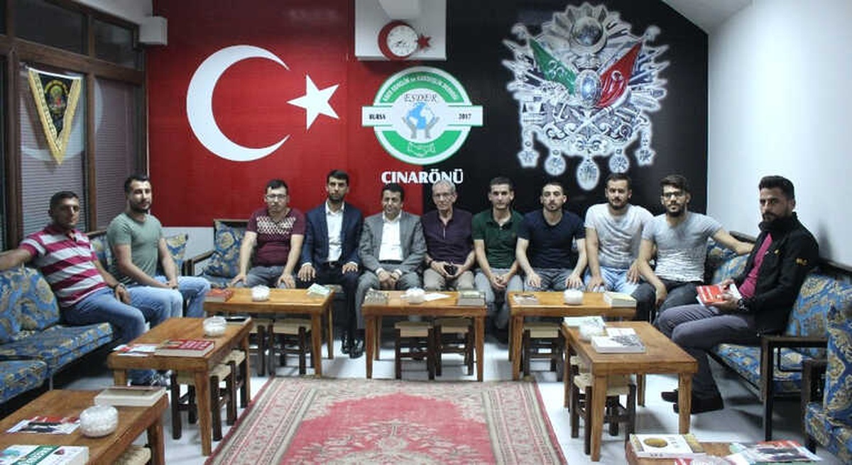 Gençler Kendi Aralarında Para Toplayıp "Millet Kıraathanesi" Açtı